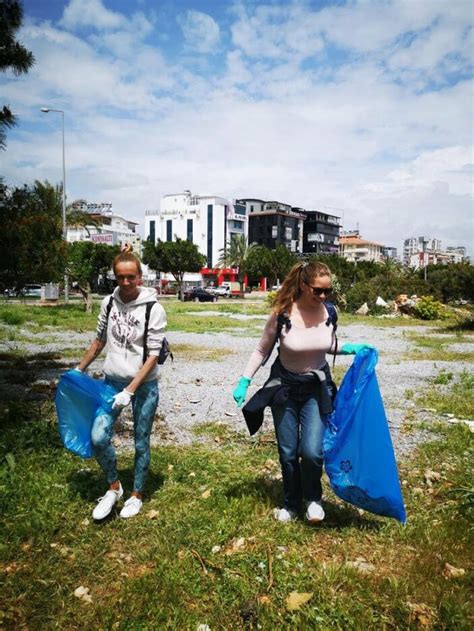 A­n­t­a­l­y­a­’­d­a­ ­R­u­s­ ­v­e­ ­U­k­r­a­y­n­a­l­ı­l­a­r­ ­b­i­r­l­i­k­t­e­ ­ç­ö­p­ ­t­o­p­l­a­d­ı­
